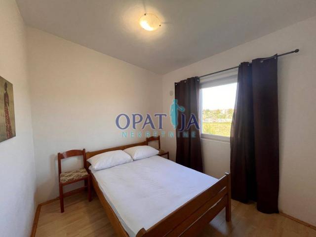 Vir, uredna kuća s 4 apartmana blizu mora