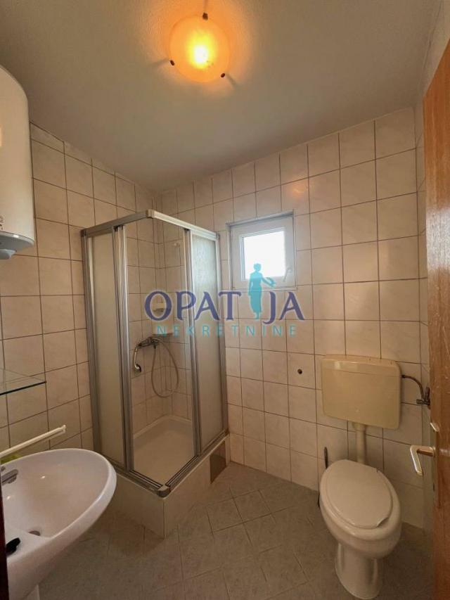 Vir, uredna kuća s 4 apartmana blizu mora