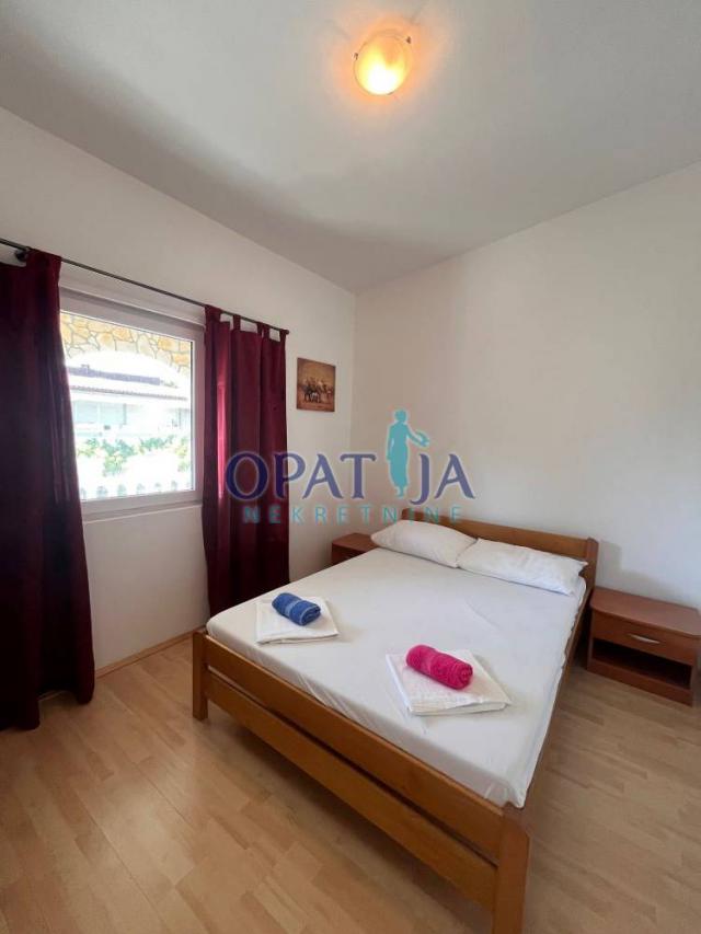 Vir, uredna kuća s 4 apartmana blizu mora