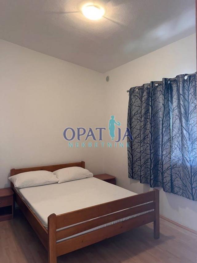 Vir, uredna kuća s 4 apartmana blizu mora