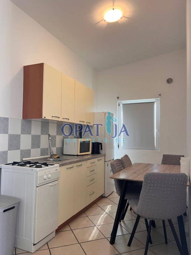 Vir, uredna kuća s 4 apartmana blizu mora
