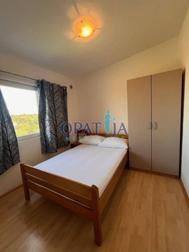 Vir, uredna kuća s 4 apartmana blizu mora