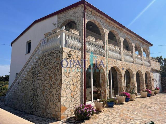 Vir, uredna kuća s 4 apartmana blizu mora