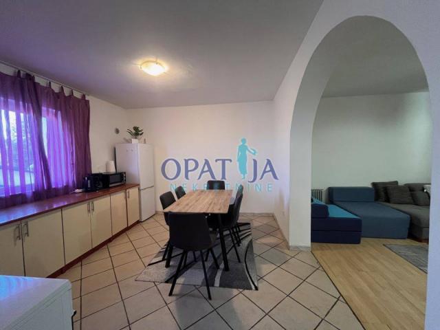 Vir, uredna kuća s 4 apartmana blizu mora