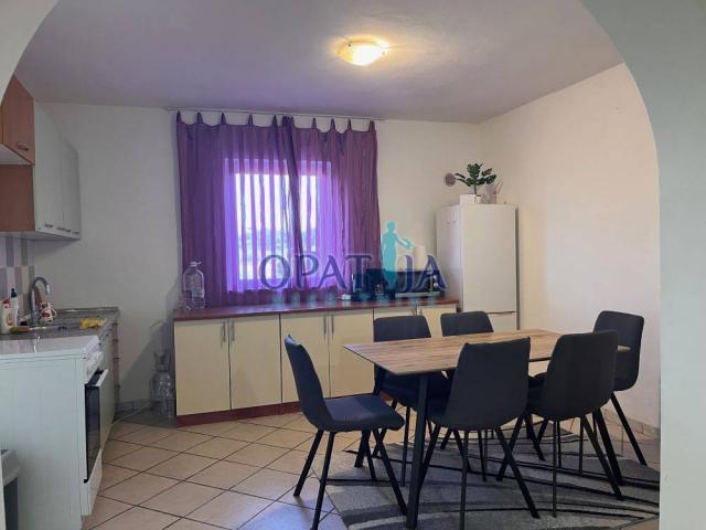 Vir, uredna kuća s 4 apartmana blizu mora