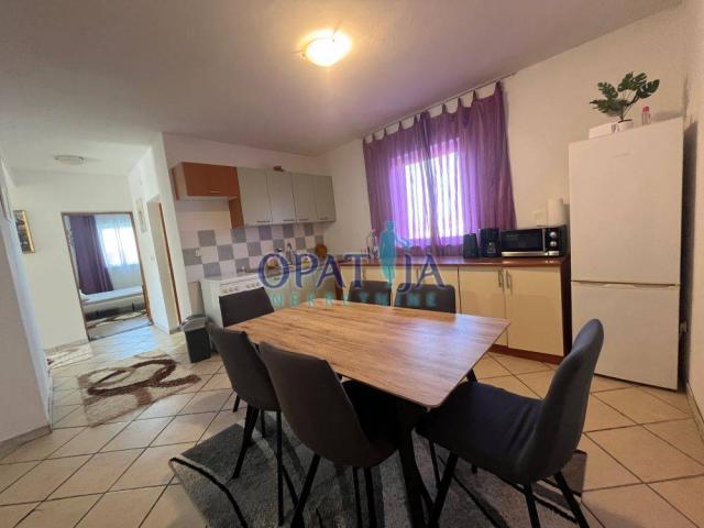 Vir, uredna kuća s 4 apartmana blizu mora
