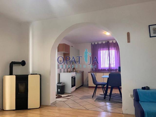 Vir, uredna kuća s 4 apartmana blizu mora