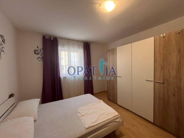 Vir, uredna kuća s 4 apartmana blizu mora