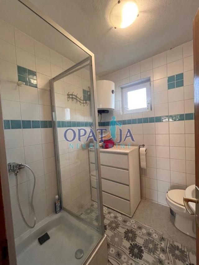 Vir, uredna kuća s 4 apartmana blizu mora
