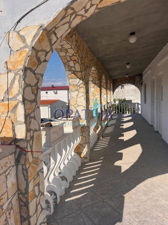 Vir, uredna kuća s 4 apartmana blizu mora
