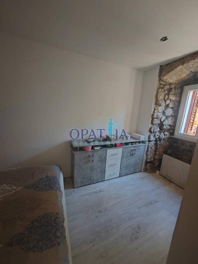 Volosko- nekretnina s 2 stambene jedinice, 50m do mora