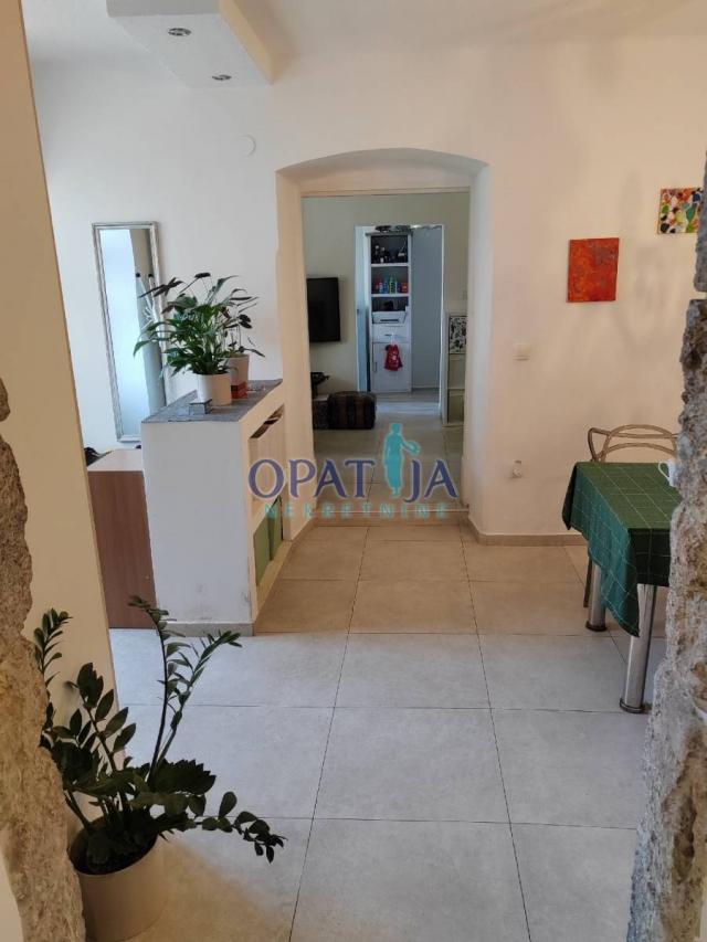 Volosko- nekretnina s 2 stambene jedinice, 50m do mora
