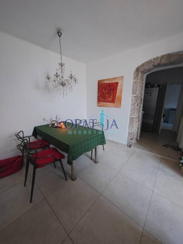 Volosko- nekretnina s 2 stambene jedinice, 50m do mora