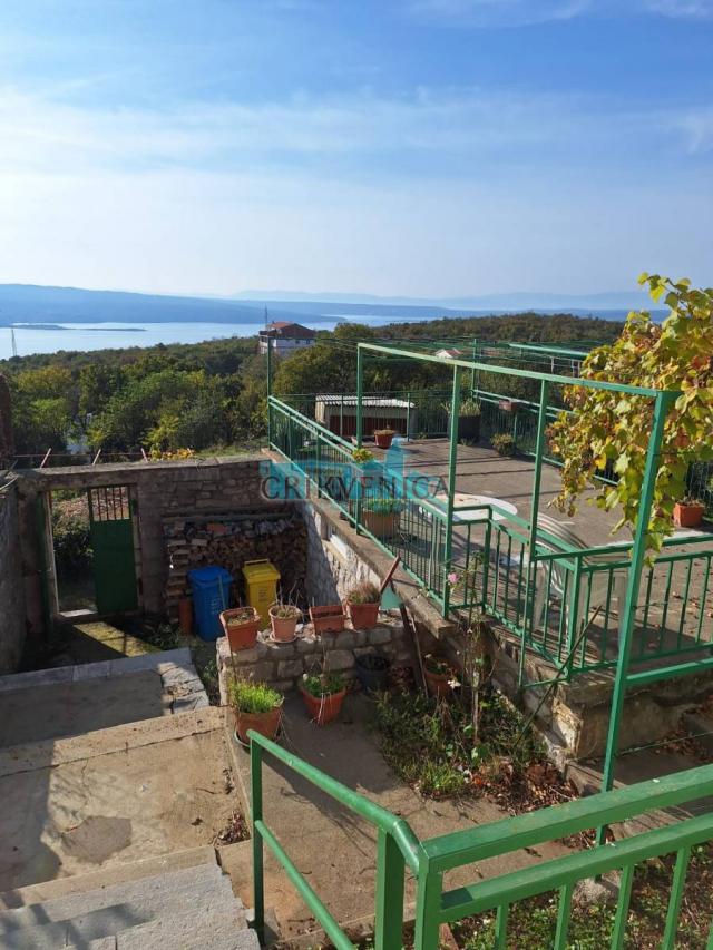 KUĆA CRIKVENICA sa velikom okućnicom i pogledom