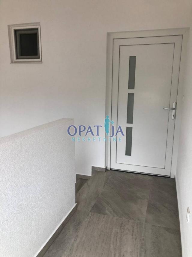 Vir, južna strana — stan u potkrovlju s pogledom na more
