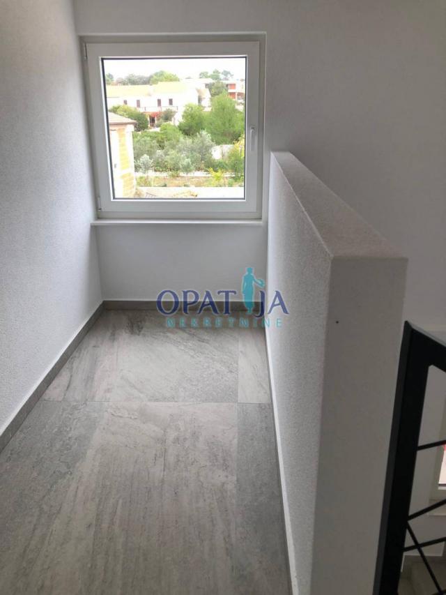 Vir, južna strana — stan u potkrovlju s pogledom na more