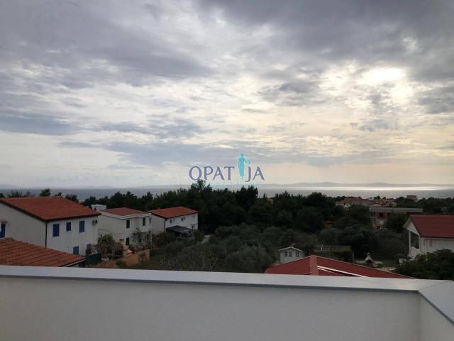 Vir, južna strana — stan u potkrovlju s pogledom na more