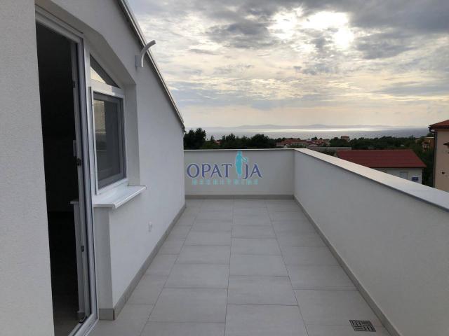 Vir, južna strana — stan u potkrovlju s pogledom na more