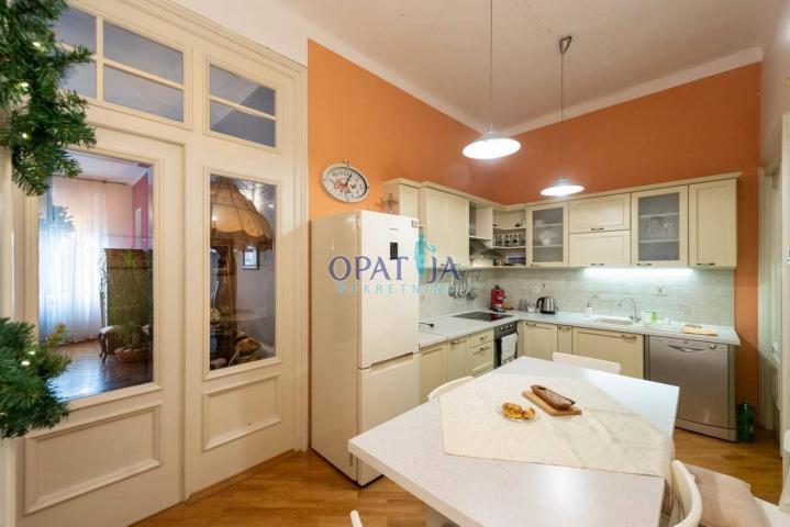 PEĆINE - Predivan stan od 107 m2 s dvije garaže i okućnicom!
