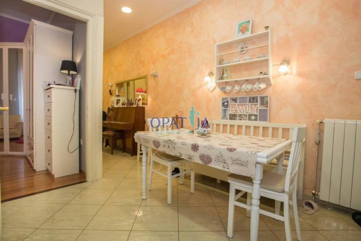 PEĆINE - Predivan stan od 107 m2 s dvije garaže i okućnicom!