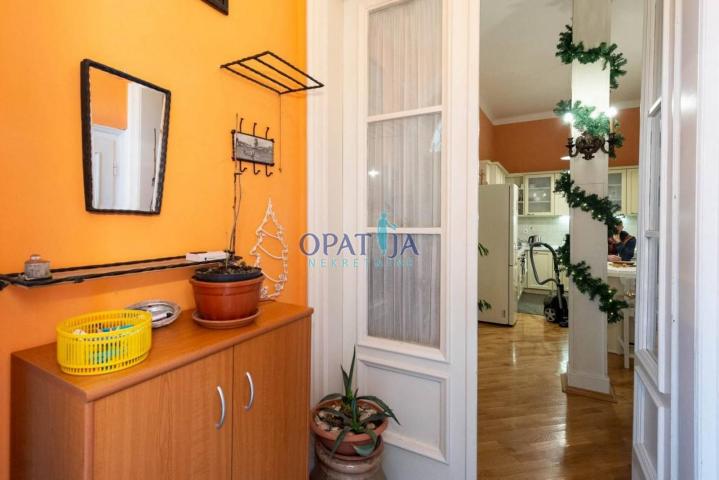 PEĆINE - Predivan stan od 107 m2 s dvije garaže i okućnicom!