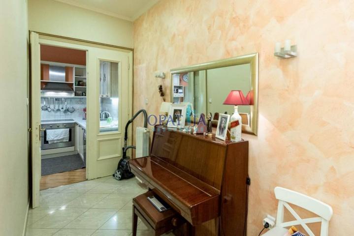 PEĆINE - Predivan stan od 107 m2 s dvije garaže i okućnicom!
