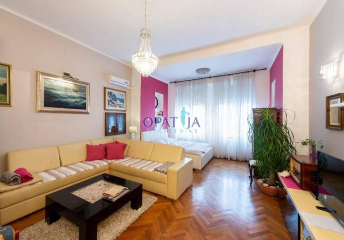 PEĆINE - Predivan stan od 107 m2 s dvije garaže i okućnicom!