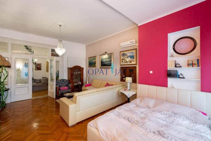 PEĆINE - Predivan stan od 107 m2 s dvije garaže i okućnicom!