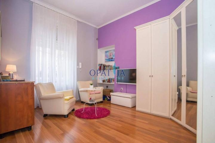PEĆINE - Predivan stan od 107 m2 s dvije garaže i okućnicom!