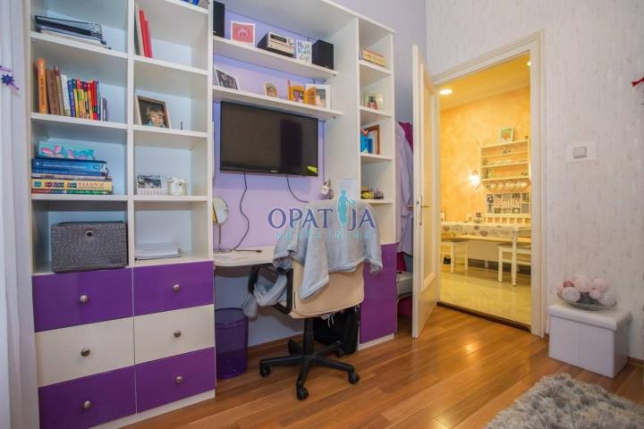 PEĆINE - Predivan stan od 107 m2 s dvije garaže i okućnicom!