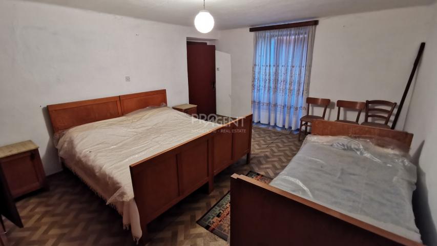 ISTRA, BUZET, KAMENA KUĆA I 2,5 ha ZEMLJIŠTA, PRODAJE SE