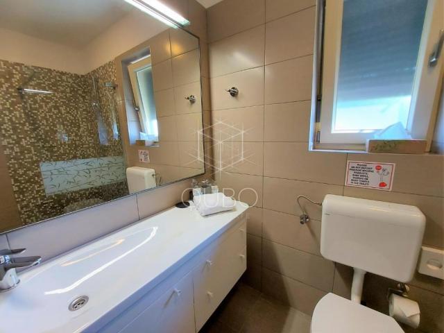 Bale – Višekatnica s vrtom, bazenom i krovnom terasom s pogledom na more