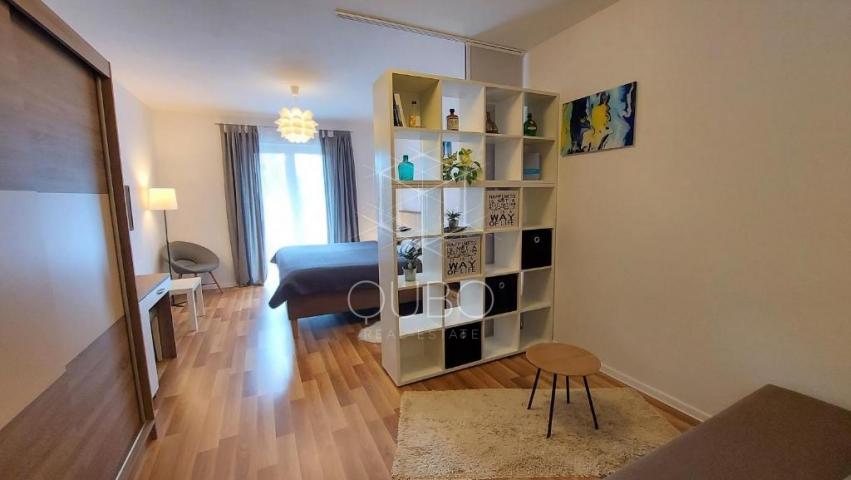 Bale – Višekatnica s vrtom, bazenom i krovnom terasom s pogledom na more