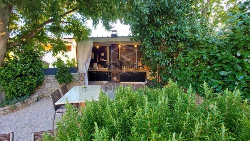 Bale – Višekatnica s vrtom, bazenom i krovnom terasom s pogledom na more