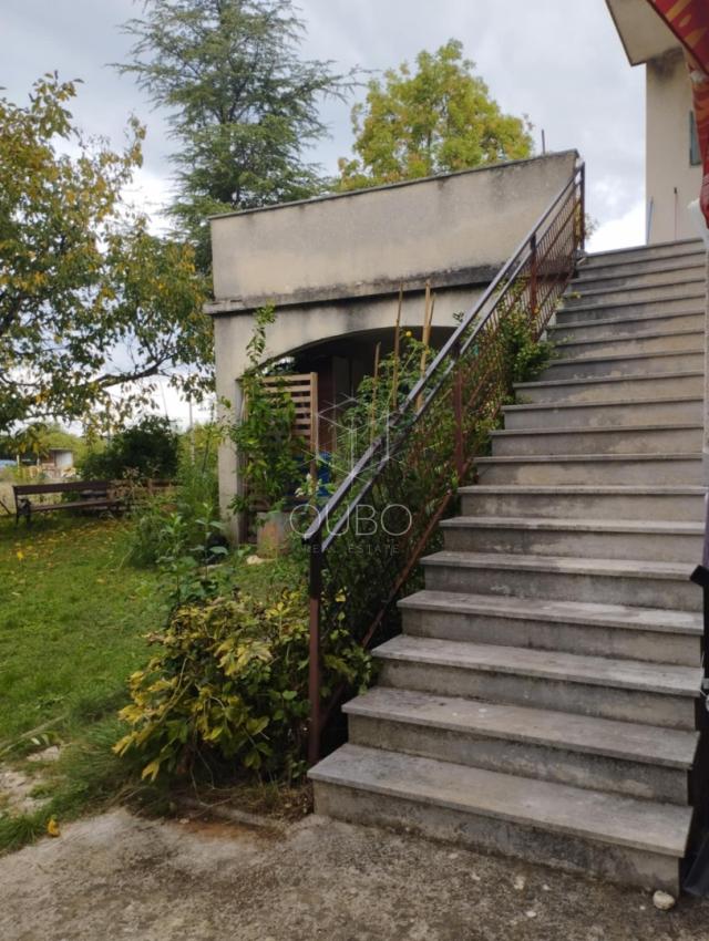 Istra, Poreč – Kuća s velikim građevinskim zemljištem u mirnom okruženju