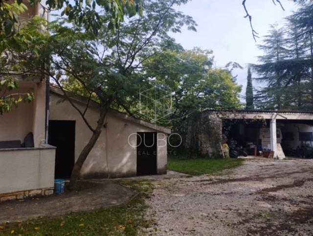Istra, Poreč – Kuća s velikim građevinskim zemljištem u mirnom okruženju
