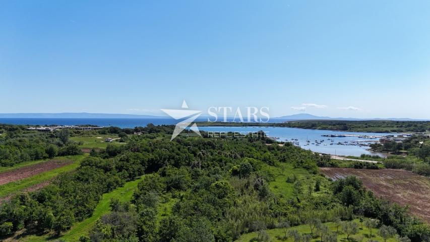 Istra, Ližnjan - građevinski teren stambene namjene 9463 m2