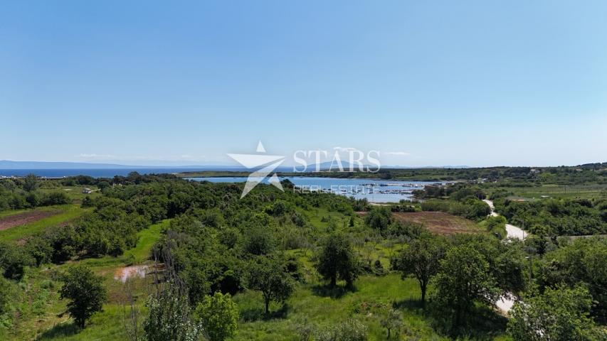 Istra, Ližnjan - građevinski teren stambene namjene 9463 m2