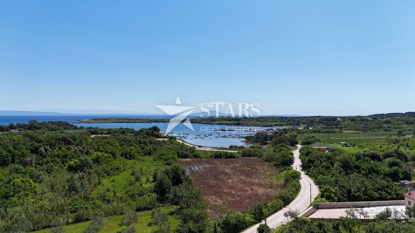 Istra, Ližnjan - građevinski teren stambene namjene 9463 m2