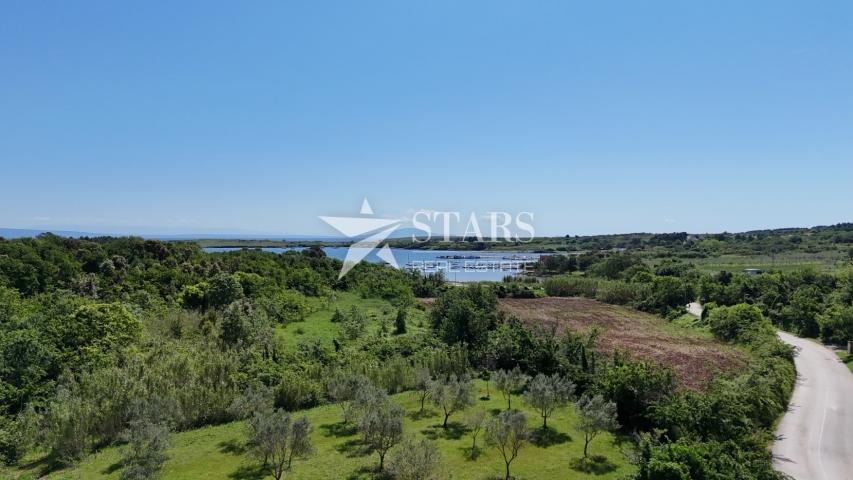 Istra, Ližnjan - građevinski teren stambene namjene 9463 m2