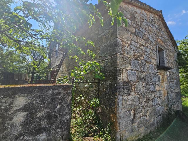 Šarmantna istarska kamena kuća  s otvorenim pogledom i velikim terenom