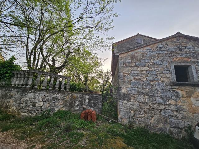 Šarmantna istarska kamena kuća  s otvorenim pogledom i velikim terenom