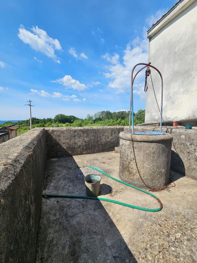 Šarmantna istarska kamena kuća  s otvorenim pogledom i velikim terenom