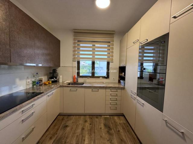 Na prodaju: Ekskluzivni apartmanski objekat sa penthausom i panoramskim pogledom na more i planine
