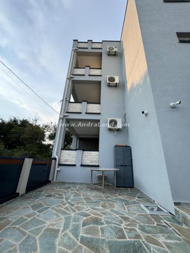 Na prodaju: Ekskluzivni apartmanski objekat sa penthausom i panoramskim pogledom na more i planine