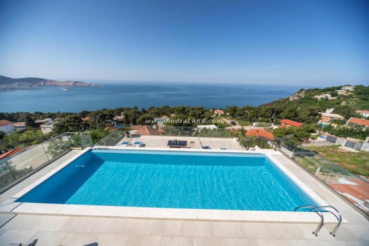 Villa with panoramic views of the city and the sea, Šušanj
