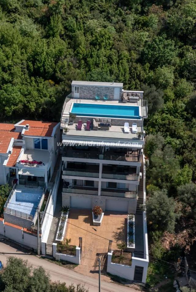 Villa with panoramic views of the city and the sea, Šušanj