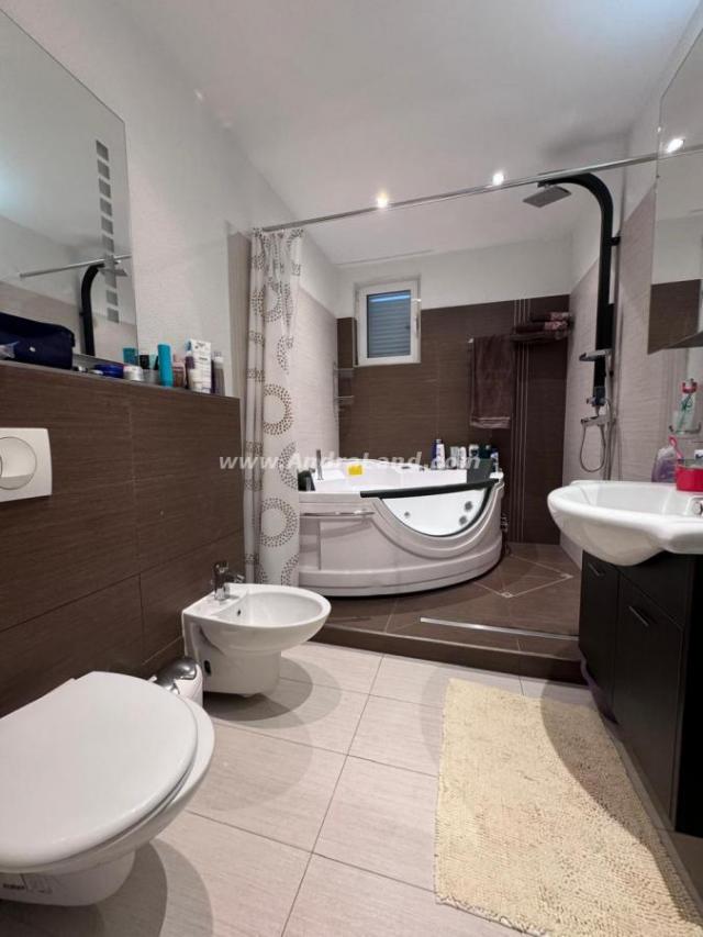 Na prodaju: Ekskluzivni apartmanski objekat sa penthausom i panoramskim pogledom na more i planine