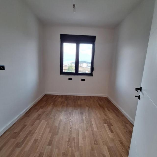 Luksuzno opremljen dvosoban stan na Zabjelu