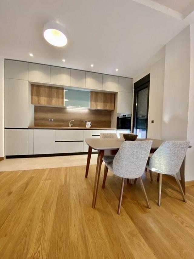 Smeštaj, Stan, 120m2 , Preko morače